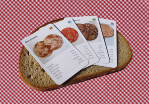Wurstquartett-Karten auf Brotscheibe